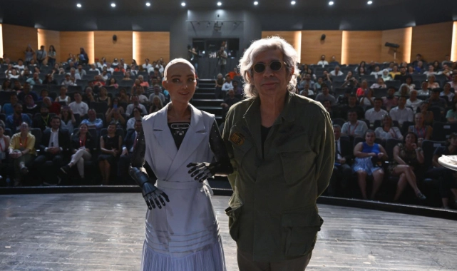 Okan Bayülgen ve Robot Sophia, İzmirliler ile bir araya geldi