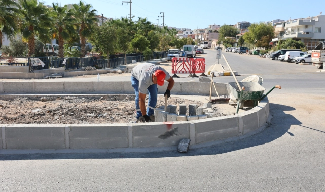 Urla Belediyesi, Erdoğan Ker Caddesi'nde kavşak ve yol düzenlemesi yapıyor