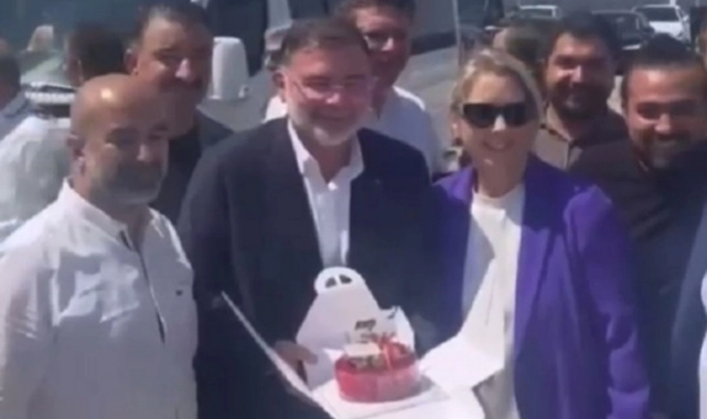 Yerel yönetimlere eleştiriyle başladı, kutlamayla bitti:  "Hani derdiniz İzmir Körfezi'ydi?" 
