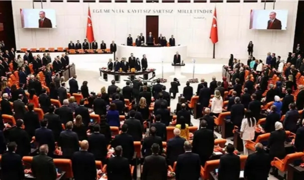 CHP'de "ayakta karşılama" krizi sürüyor: "Ayağa kalkınca seçmene mesaj gönderilmiyor" 