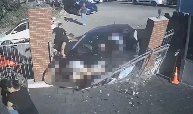 İzmir'de aracın kontrolünü kaybeden sürücü, okul bahçesine girdi: 3 kişi yaralandı