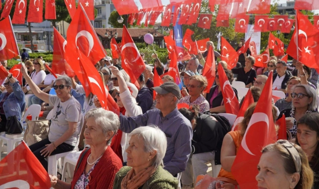 İzmir'de Cumhuriyet coşkusu yaşandı: Binlerce İzmirli katıldı... 