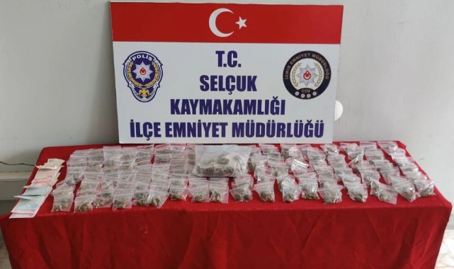 İzmir Selçuk'ta polis aramasında 428 gram skunk ele geçirildi!