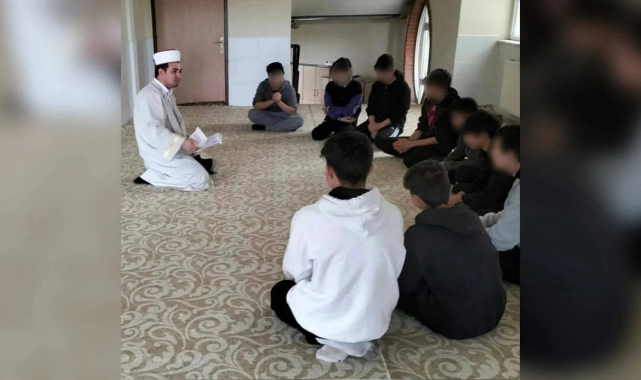Laik eğitime bir darbe daha… Uşak'ta TÜGVA'cı müdür cübbeyle ders verdi! 