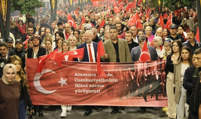 Menemen'de binler, Cumhuriyet aşkıyla yürüdü 
