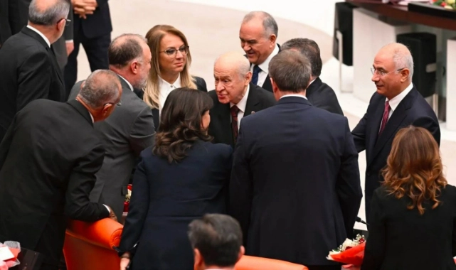 Siyasette “tokalaşma” tartışmaları sürüyor: Erdoğan'ın yeniden aday olması için mi uğraşılıyor?