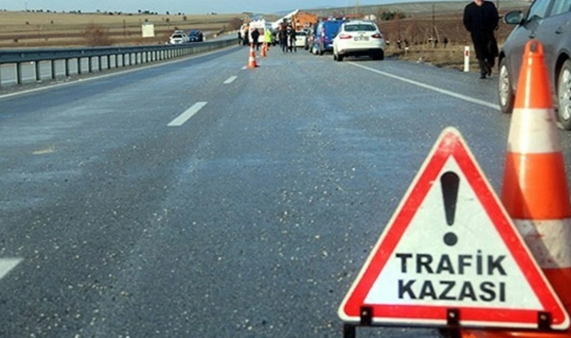 Bariyerlere çarptı, devrildi: Sürücü, otomobilinde can verdi... 