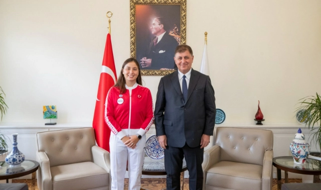 İlklere imza atan İzmirli yüzücü, Başkan Tugay’la buluştu