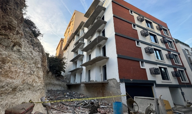 İnşaatın kaçak balkonu yıkıldı: Bir ölü!