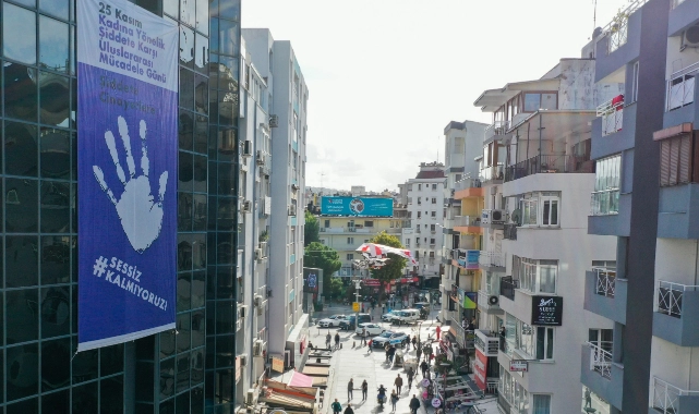 Konak’tan şiddete karşı dev afiş: Sessiz kalmıyoruz!