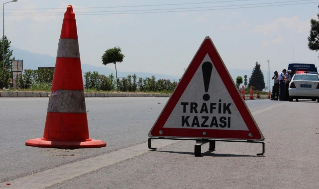 Motosiklet ve otomobil çarpıştı: İki kişi yaralandı!
