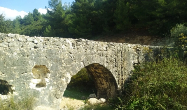 Tarihi su kemerine yapılaşma tehdidi