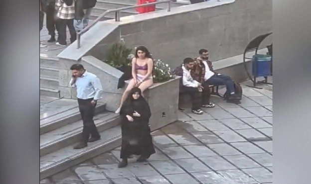 'Uygun başörtüsü' takmadığı için darp edilen öğrenci, olayı kıyafetlerini çıkararak protesto etti