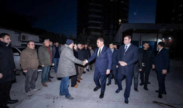 Başkan Tugay şantiyede Büyükşehir Belediyesi emekçileriyle buluştu: “Namusumuzla, bütün gayretimizle İzmir için çalışmaya devam edeceğiz”
