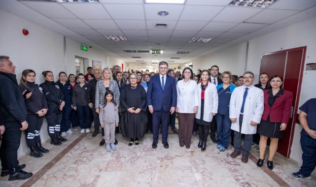 Cemil Tugay: Eşrefpaşa Hastanesi'nde meslektaşlarının yeni yılını kutladı