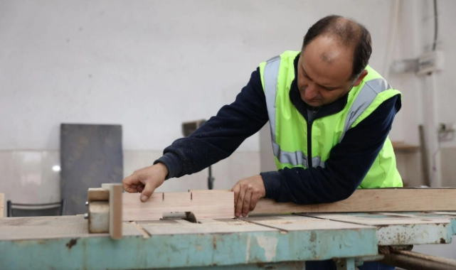 Güzelbahçe Belediyesi, kent mobilyaları üretimine devam ediyor