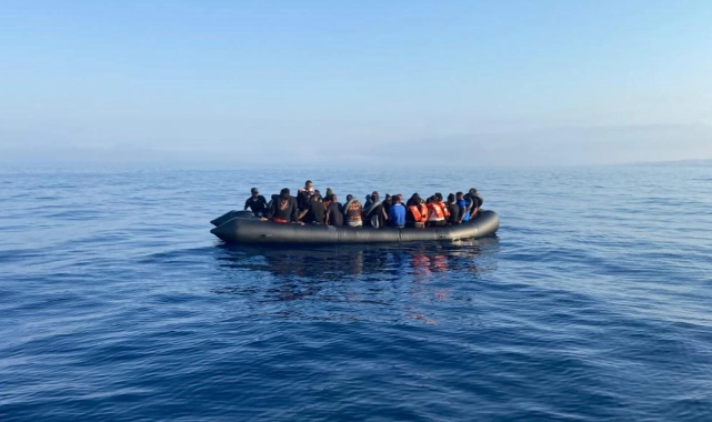 İzmir açıklarında 16 düzensiz göçmen yakalandı!
