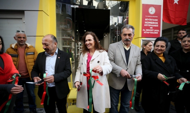 Karşıyaka’da Dükkan 35 ½ açıldı: Karşıyaka’nın simgeleri hediyelik eşyalara dönüşüyor  