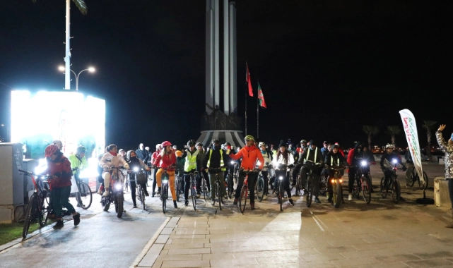 Karşıyakalı bisiklet tutkunları gece sürüşünde buluştu