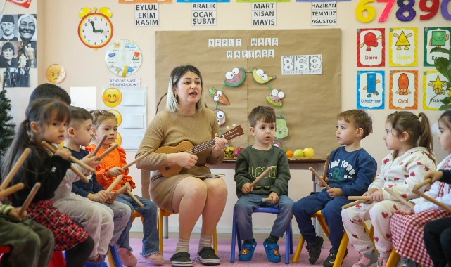 Konak’ta ‘Mutlu Çocuklar Oyun Evleri’ ile çocuklar da anneler de mutlu