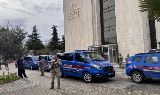 Manisa'da iki aile, bıçak ve sopalarla birbirine girdi: 12 kişi gözaltına alındı!