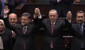 Rozetini Erdoğan taktı!