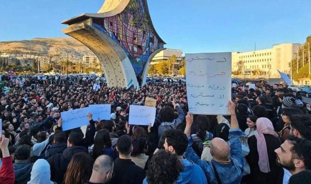 Şam'da halk, Laiklik, demokrasi ve kadın hakları için meydanlarda toplandı