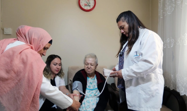 Bayraklı Belediyesi 'yaşlı destek hattı' kurdu