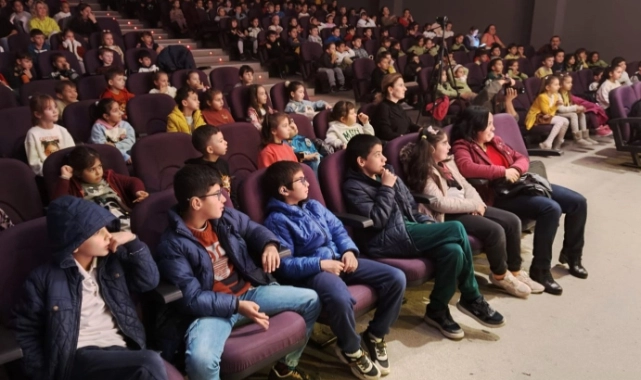 Bornova'da çocuklar için ücretsiz tiyatro şöleni