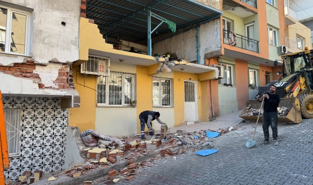 İzmir'de fren faciası: İZSU kamyonu eve ve iki araca çarptı