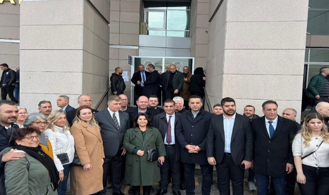 İzmir'den İmamoğlu'na destek: Çağlayan Adliyesi'ne gittiler