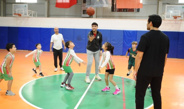 Karşıyakalı aileler basketbol şenliğinde buluştu: Potada aile boyu şenlik!  