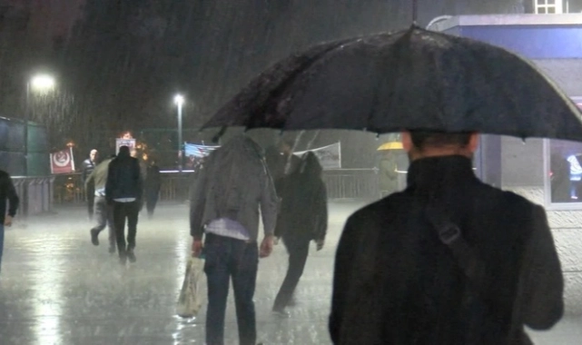 Meteoroloji'den sağanak yağmur ve fırtına alarmı: Bu bölgeler dikkat!
