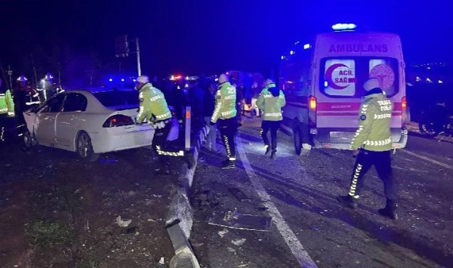 Uşak'ta otomobil ile işçi servisi çarpıştı: 28 kişi yaralandı!