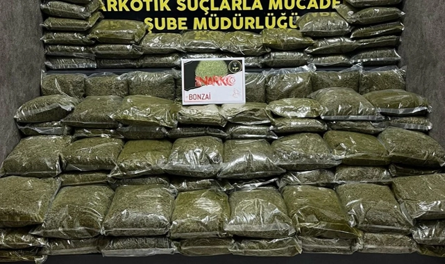 Bayraklı'da narkotik operasyonu: Merdiven altında 102 kilo uyuşturucu ele geçirildi!