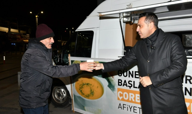 Çiğli Belediyesi'nden Vatandaşlara Sıcak Çorba İkramı