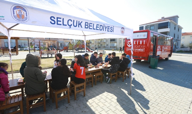 Efes Selçuk'ta öğrencilere Gıda Dayanışması ve Öğrenci Otobüsü desteği