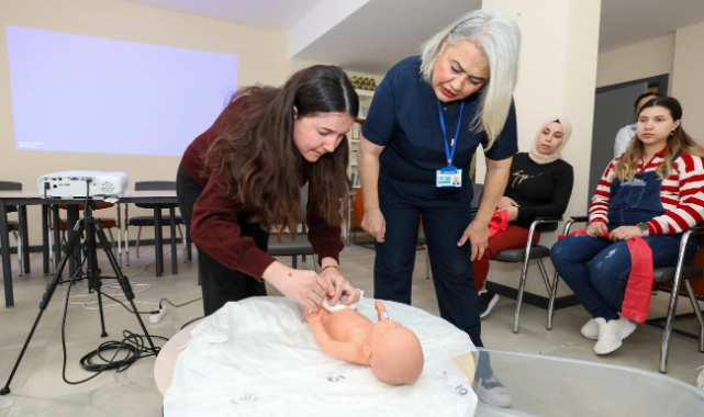 Gaziemir’de anne adayları Gebe Okulu ile doğuma hazırlanıyor