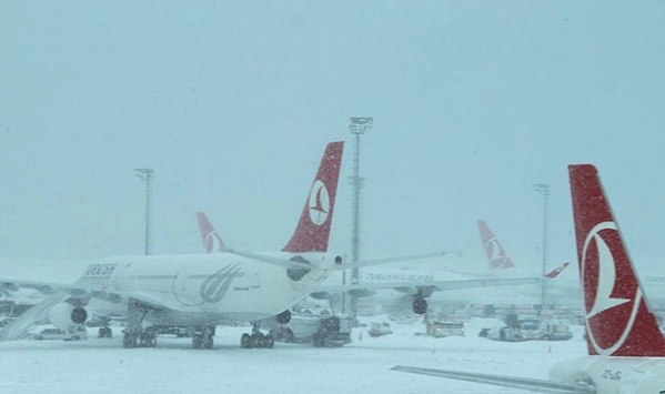 İstanbul'da uçaklar inemedi: Hava durumu aksama yaşatıyor