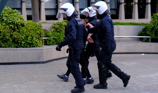 İzmir'de 'tefecilik' operasyonu: 23 kişiye gözaltı