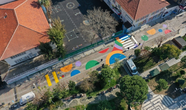 Konak’ın okul yollarına yaya güvenliği için renkli dokunuş