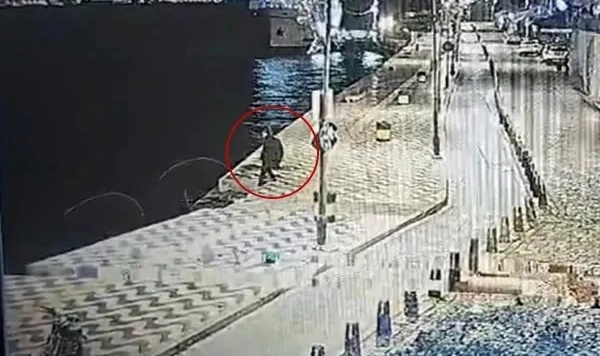 Kordon'da feci son: Denize düşen adamın son anları kamerada
