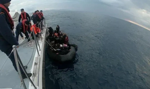 Seferihisar açıklarında kaçak göçmen operasyonu!