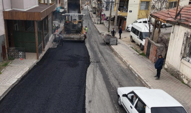 Bayraklı'da yol yenileme ve üst geçit çalışmaları sürüyor