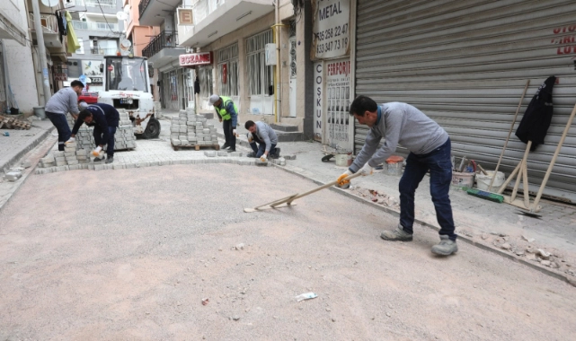 Bayraklı'da yol yenileme ve üst geçit çalışmaları sürüyor