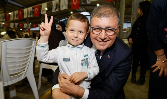 Büyükşehir'in iftar sofrası bu kez Karabağlar'da kuruldu