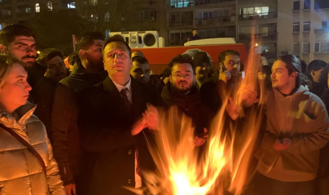 CHP’li Başkan Eşki'den çarpıcı protesto: Diplomasını yaktı, teslim olmayacağız dedi!