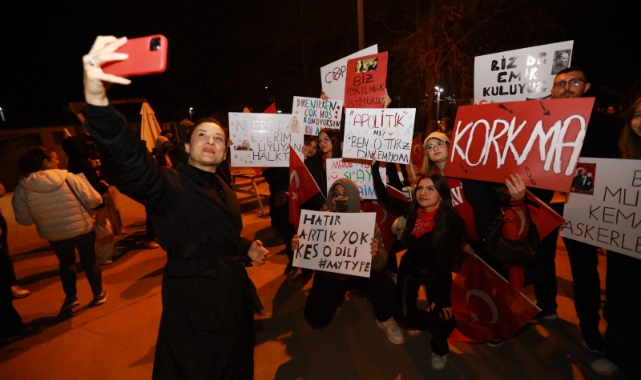 Efes Selçuk’taki üniversiteli gençler adalet ve hukuk için yürüdü