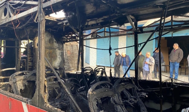 İzmir'de bir otobüs alev aldı: Cadde trafiğe kapatıldı!