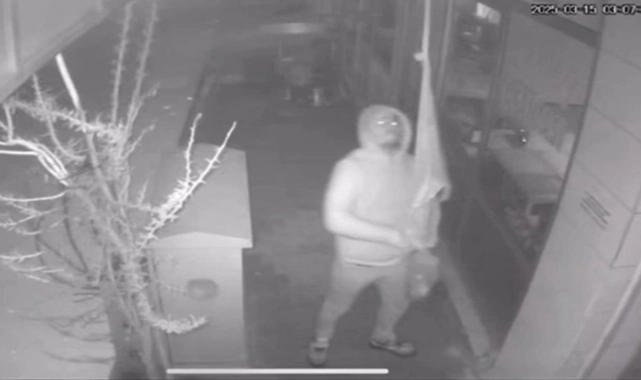 İzmir'de Türk bayrağına çirkin saldırı: Şahıs gözaltına alındı!